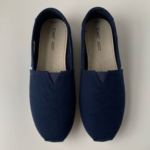NWOT Toms, Navy canvas. Womens size 10